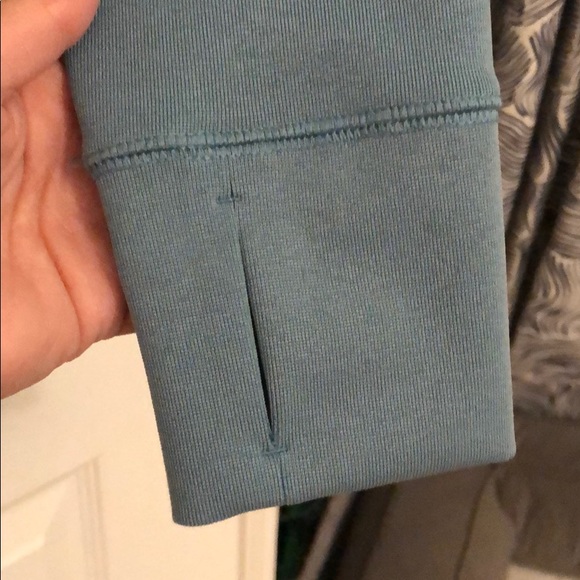 The North Face hooded long sleeve w/ front pocket - Picture 5 of 6